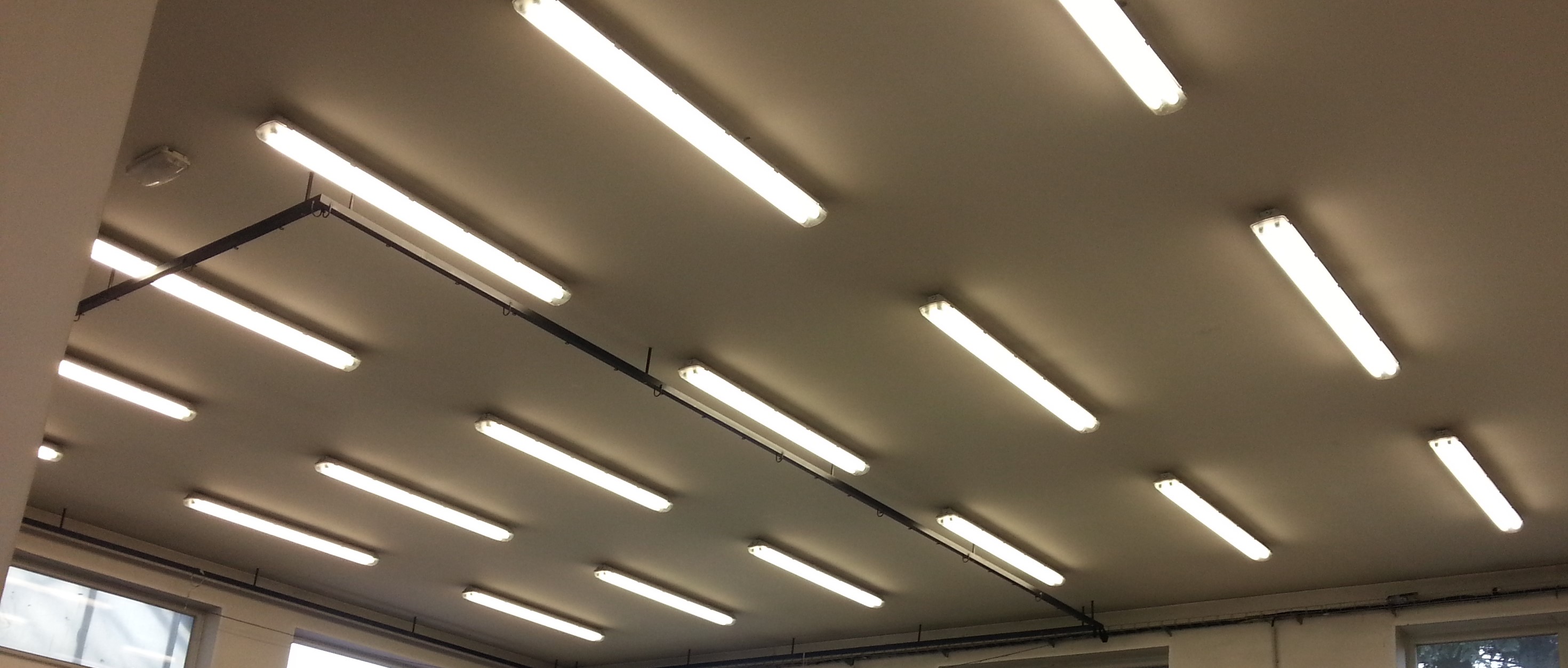 LED-zarivky_autoservis_barva_svetla_levne_kvalitni_trubice_LED_svitidla