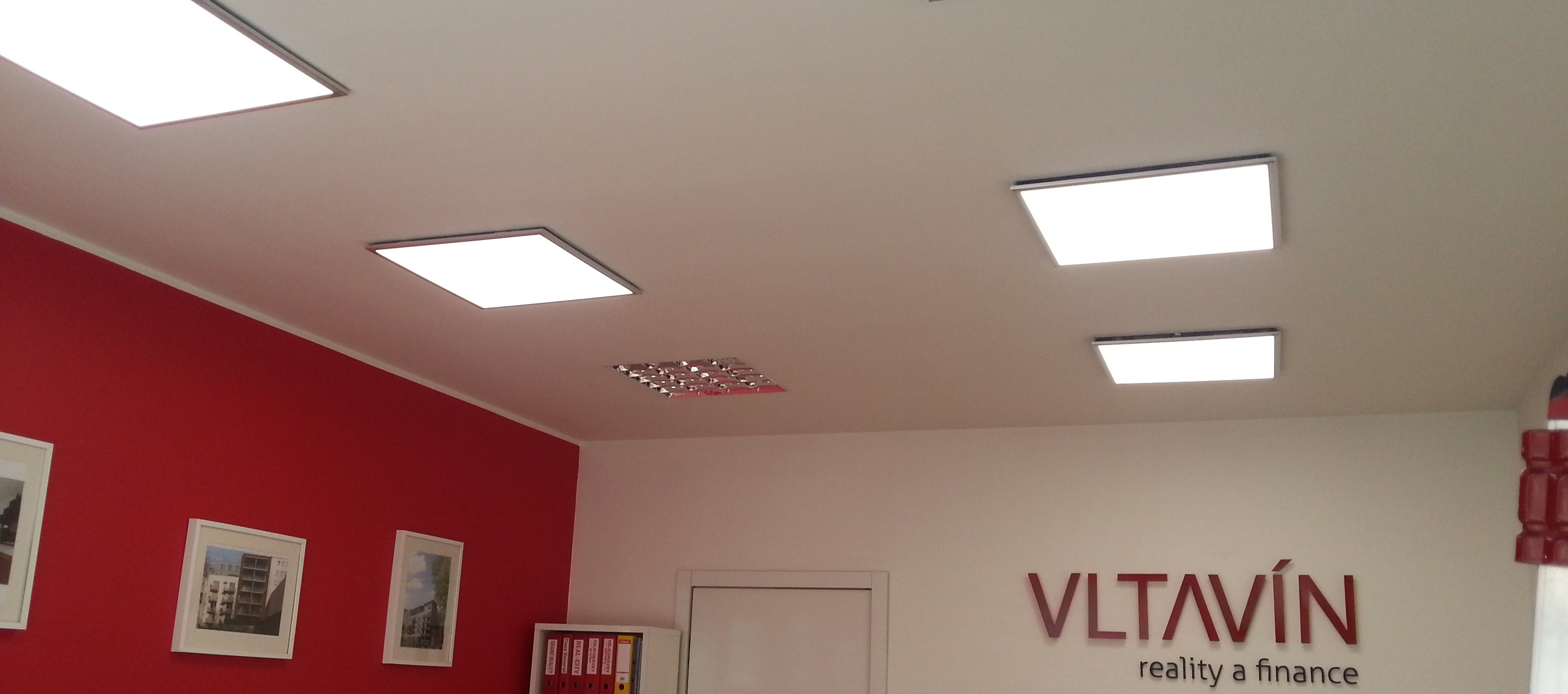 LED-osvetleni_realitni_kancelar_doporucena_intenzita_barva_pro_praci_poradit_s_vyberem_doporucit_LED-panel_stropni_ctverec_jak_povesit_svetlo_do_podhledu_sadrokartonu